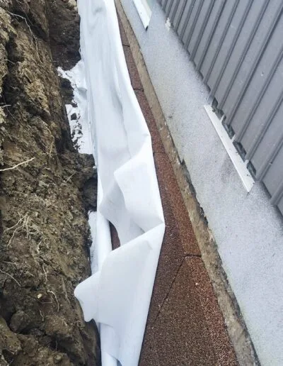 En bild på ett pågående dräneringsarbete där isoleringsplatta syns