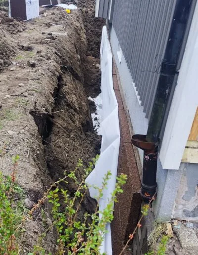 En bild på ett pågående dräneringsarbete där isoleringsplatta syns